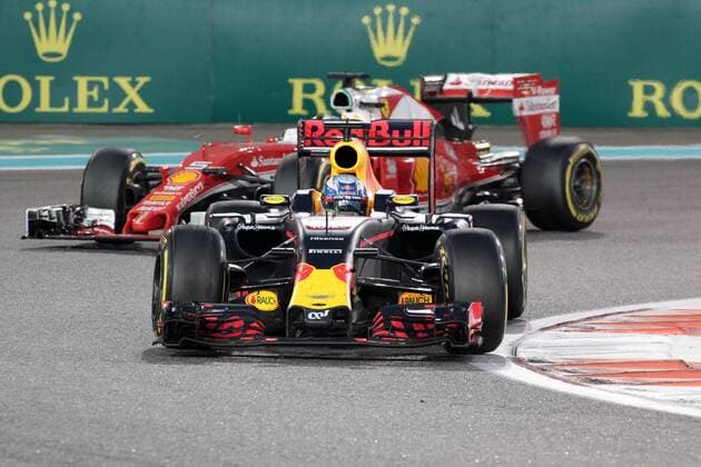 Abu Dhabi Grand Prix, UAE 24 - 27 November 2016 27.11.2016 - Race, Daniel Ricciardo (AUS) Red Bull Racing RB12 and Sebastian Vettel (GER) Scuderia Ferrari SF16-H 