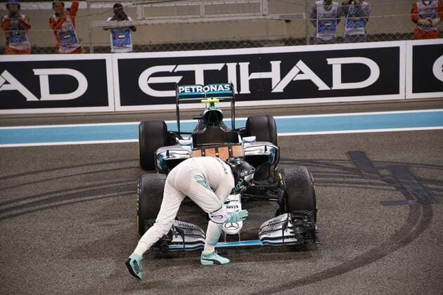 Bilder des Tages - SPORT Formel 1, GP von Abu Dhabi, Nico Rosberg ist Weltmeister Motorsports: FIA Formula One World Championship WM Weltmeisterschaft 2016, Grand Prix of Abu Dhabi, 6 Nico Rosberg (GER, Mercedes AMG Petronas Formula One Team), xHOCHxZWEIx