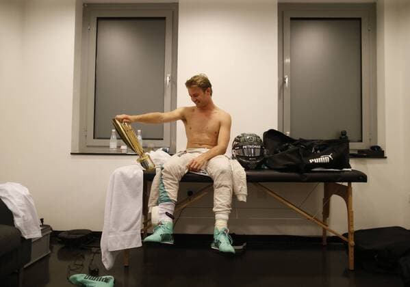 Formel 1, GP von Abu Dhabi, Nico Rosberg ist Weltmeister Motorsports: FIA Formula One World Championship WM Weltmeisterschaft 2016, Grand Prix of Abu Dhabi, 6 Nico Rosberg (GER, Mercedes AMG Petronas Formula One Team), xHOCHxZWEIx