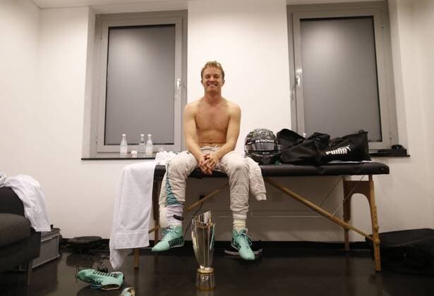 Formel 1, GP von Abu Dhabi, Nico Rosberg ist Weltmeister Motorsports: FIA Formula One World Championship WM Weltmeisterschaft 2016, Grand Prix of Abu Dhabi, 6 Nico Rosberg (GER, Mercedes AMG Petronas Formula One Team), xHOCHxZWEIx