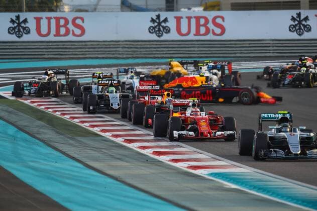 Lewis Hamilton (Mercedes AMG Petronas Formula One Team) fuehrt nach der ersten Kurve vor Nico Rosberg (Mercedes AMG Petronas Formula One Team), im Hintergrund dreht sich Max Verstappen (Red Bull Racing)Grosser Preis von Abu Dhabi 2016, Motorsport, Formel 1, 27.11.2016, Abu Dhabi Copyright: xAndre Eibner-Pressefotox EP_JAE