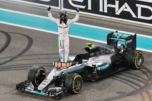 Nico Rosberg (Mercedes AMG Petronas Formula One Team) feiert stehend auf seinem Auto den Weltmeistertitel, Grosser Preis von Abu Dhabi 2016, Motorsport, Formel 1, 27.11.2016, Abu Dhabi Copyright: xAndre Eibner-Pressefotox EP_JAE