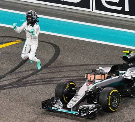 Nico Rosberg (Mercedes AMG Petronas Formula One Team) springt jubelnd von seinem Auto, Grosser Preis von Abu Dhabi 2016, Motorsport, Formel 1, 27.11.2016, Abu Dhabi Copyright: xAndre Eibner-Pressefotox EP_JAE