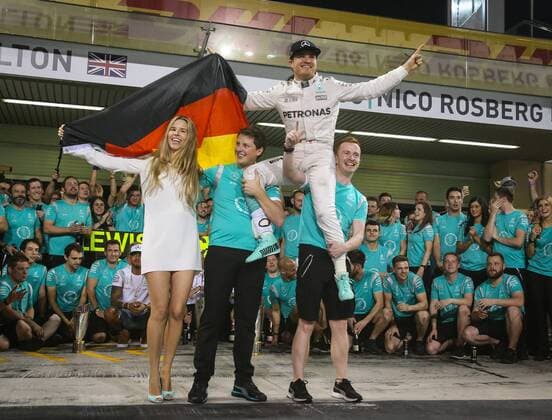 Nico Rosberg (Mercedes AMG Petronas Formula One Team) feiert mit Ehefrau Vivian und deutscher Nationalflagge, Grosser Preis von Abu Dhabi 2016, Motorsport, Formel 1, 27.11.2016, Copyright: xAndre Eibner-Pressefotox EP_JAE