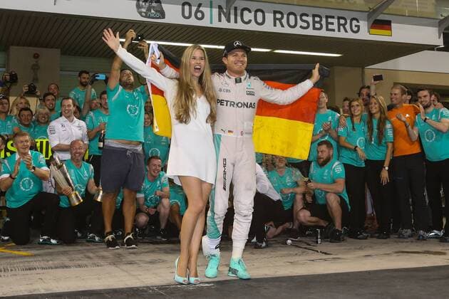 Nico Rosberg (Mercedes AMG Petronas Formula One Team) feiert mit Ehefrau Vivian und deutscher Nationalflagge, Grosser Preis von Abu Dhabi 2016, Motorsport, Formel 1, 27.11.2016, Copyright: xAndre Eibner-Pressefotox EP_JAE