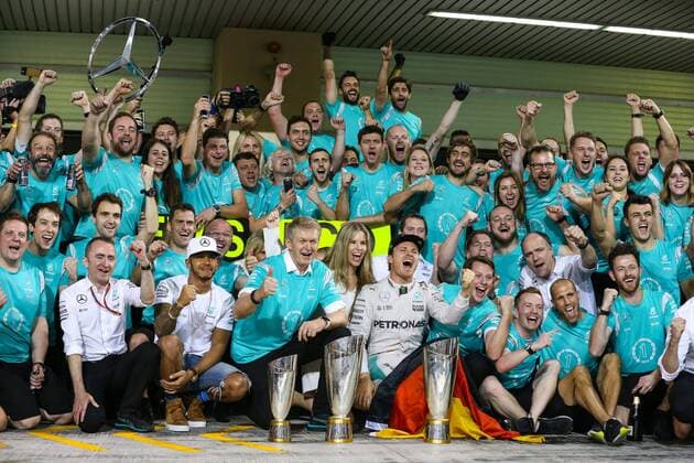 Teamfoto von Mercedes mit Weltmeister Nico Rosberg (Mercedes AMG Petronas Formula One Team) und Ehefrau Vivian, Grosser Preis von Abu Dhabi 2016, Motorsport, Formel 1, 27.11.2016, Copyright: xAndre Eibner-Pressefotox EP_JAE