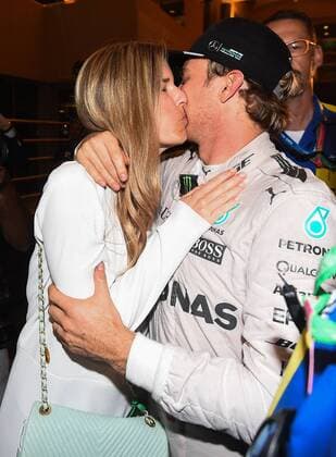 Weltmeister Nico Rosberg (Mercedes AMG Petronas Formula One Team) und Ehefrau Vivian kussen sich, Grosser Preis von Abu Dhabi 2016, Motorsport, Formel 1, 27.11.2016, Copyright: xAndre Eibner-Pressefotox EP_JAE