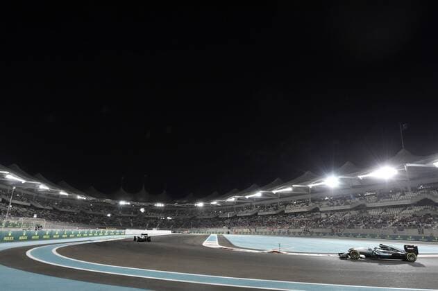 Motorsports: FIA Formula One World Championship WM Weltmeisterschaft 2016, Grand Prix of Abu Dhabi, 44 Lewis Hamilton (GBR, Mercedes AMG Petronas Formula One Team), 6 Nico Rosberg (GER, Mercedes AMG Petronas Formula One Team), xHOCHxZWEIx