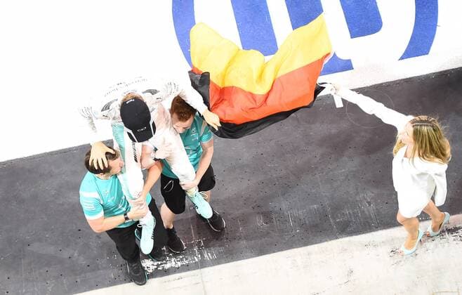 World Champion Nico Rosberg; mit Frau Vivian, Mercedes Grand Prix, formula 1 GP, Abu Dhabi, Yas Marina Circuit, VAE, 27.11.2016 Photo:mspb Jerry Andre World Champion Nico Rosberg; mit Frau Vivian, Abu Dhabi,