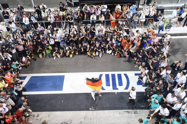 World Champion Nico Rosberg; mit Frau Vivian, Mercedes Grand Prix, formula 1 GP, Abu Dhabi, Yas Marina Circuit, VAE, 27.11.2016 Photo:mspb Jerry Andre World Champion Nico Rosberg; mit Frau Vivian, Abu Dhabi,