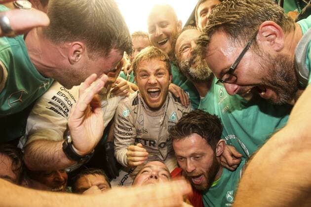 Motorsport: Formel 1 F1 Grand Prix of Abu Dhabi race at Yas Marina circuit. In this picture, Nico Rosberg celebrates his victory with his team. xRUBIOx  RV RACING PRESS