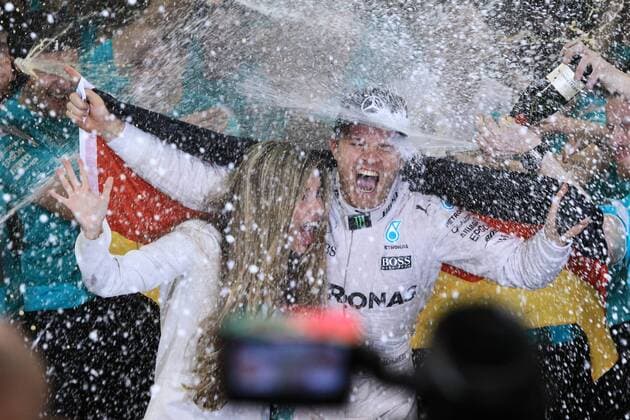 Formel 1, GP von Abu Dhabi, Nico Rosberg ist Weltmeister 27.11.2016. Abu Dhabi, UAE. Formula 1 Grand Prix Abu Dhabi, race day. Mercedes AMG Petronas - Nico Rosberg wins the driver world season championship seen with wife Vivian as the champagne flows xLeannexBoonx  ActionPlus11815055