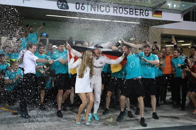 Formel 1, GP von Abu Dhabi, Nico Rosberg ist Weltmeister 27.11.2016. Abu Dhabi, UAE. Formula 1 Grand Prix Abu Dhabi, race day. Mercedes AMG Petronas - Nico Rosberg wins the driver world season championship seen with wife Vivian xLeannexBoonx  ActionPlus11815061