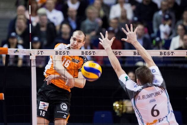 Berlin, Deutschland, 27.11.2016: Volleyball Bundesliga Saison 2016 2017 - Berlin Recycling Volleys - SWD pwervolleys Dueren. Wouter ter Maat (BR Volleys 16) gegen den Block aus Ossi Rumpunen (Düren 6)