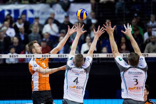 Berlin, Deutschland, 27.11.2016: Volleyball Bundesliga Saison 2016 2017 - Berlin Recycling Volleys - SWD pwervolleys Dueren. Paul Carroll (BR Volleys 12) gegen den Block aus Tomi Rumpunen (Düren 4) und Tim Broshog (Düren 3)