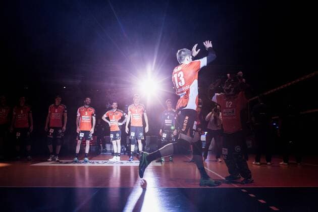 Berlin, Deutschland, 27.11.2016: Volleyball Bundesliga Saison 2016 2017 - Berlin Recycling Volleys - SWD pwervolleys Dueren. Ruben Schott (BR Volleys 13) von den BR Volleys laeuft mit einer Lichtshow in die Schmeling-Halle ein