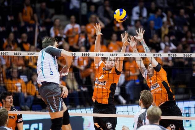 Berlin, Deutschland, 27.11.2016: Volleyball Bundesliga Saison 2016 2017 - Berlin Recycling Volleys - SWD pwervolleys Dueren. Romans Sauss (Düren 7) gegen den Block aus Graham Vigrass (BR Volleys 8) und Steven Marshall (BR Volleys 2)