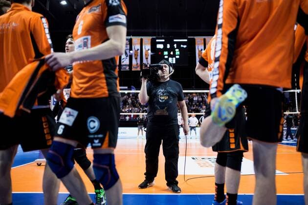 Berlin, Deutschland, 27.11.2016: Volleyball Bundesliga Saison 2016 2017 - Berlin Recycling Volleys - SWD pwervolleys Dueren. Kameramann