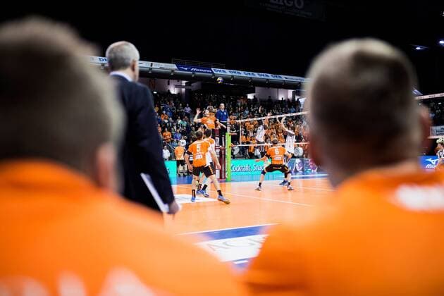 Berlin, Deutschland, 27.11.2016: Volleyball Bundesliga Saison 2016 2017 - Berlin Recycling Volleys - SWD pwervolleys Dueren. Trainer Roberto Serniotti (BR Volleys) blickt auf das Spiel
