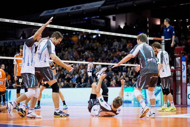Berlin, Deutschland, 27.11.2016: Volleyball Bundesliga Saison 2016 2017 - Berlin Recycling Volleys - SWD pwervolleys Dueren. Tim Broshog (Düren 3) und Blair Bann (Düren 1) helfen Rudy Verhoeff (Düren 2) auf die Beine