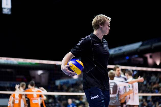 Berlin, Deutschland, 27.11.2016: Volleyball Bundesliga Saison 2016 2017 - Berlin Recycling Volleys - SWD pwervolleys Dueren. Trainer Tommi Tiilikainen (Düren)