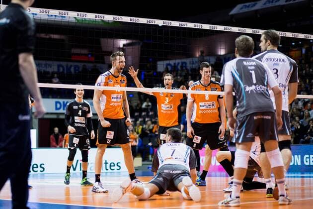 Berlin, Deutschland, 27.11.2016: Volleyball Bundesliga Saison 2016 2017 - Berlin Recycling Volleys - SWD pwervolleys Dueren. Jubel Paul Carroll (BR Volleys 12)