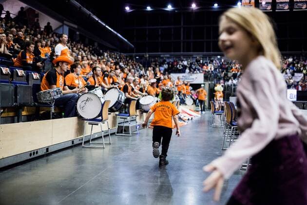 Berlin, Deutschland, 27.11.2016: Volleyball Bundesliga Saison 2016 2017 - Berlin Recycling Volleys - SWD pwervolleys Dueren. Fanclub BR Volleys