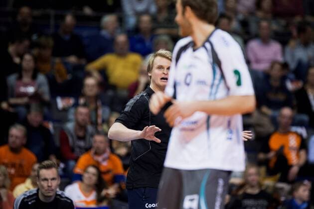 Berlin, Deutschland, 27.11.2016: Volleyball Bundesliga Saison 2016 2017 - Berlin Recycling Volleys - SWD pwervolleys Dueren. Trainer Tommi Tiilikainen (Düren)