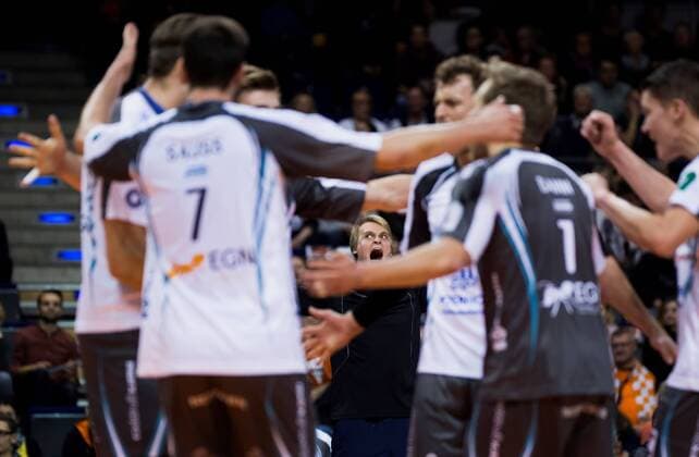 Berlin, Deutschland, 27.11.2016: Volleyball Bundesliga Saison 2016 2017 - Berlin Recycling Volleys - SWD pwervolleys Dueren. Trainer Tommi Tiilikainen (Düren)