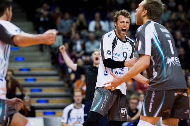 Berlin, Deutschland, 27.11.2016: Volleyball Bundesliga Saison 2016 2017 - Berlin Recycling Volleys - SWD pwervolleys Dueren. Jubel Jay Blankenau (Düren 9), Blair Bann (Düren 1)