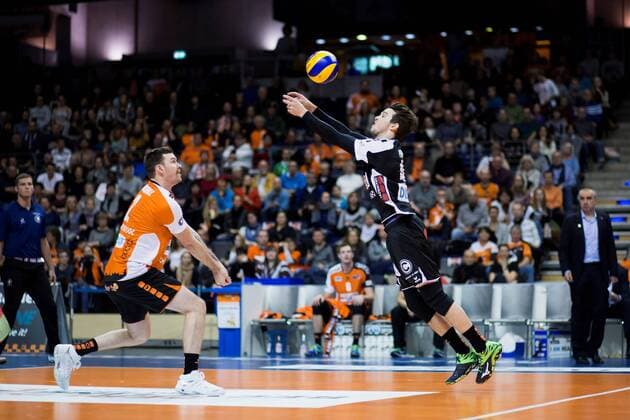Berlin, Deutschland, 27.11.2016: Volleyball Bundesliga Saison 2016 2017 - Berlin Recycling Volleys - SWD pwervolleys Dueren. Steven Marshall (BR Volleys 2), Luke Perry (BR Volleys 4)