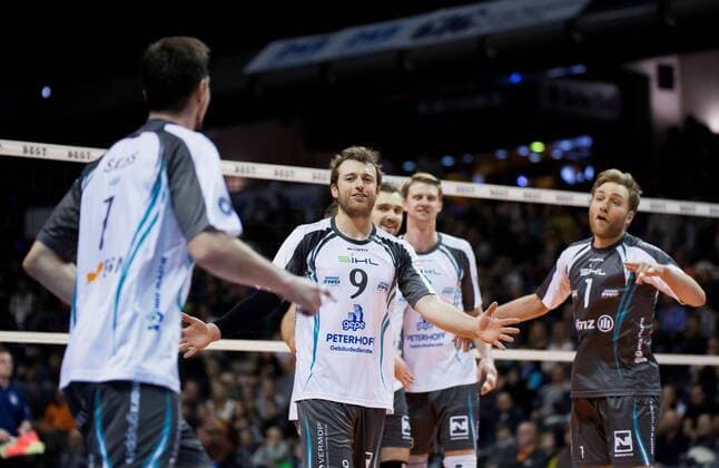 Berlin, Deutschland, 27.11.2016: Volleyball Bundesliga Saison 2016 2017 - Berlin Recycling Volleys - SWD pwervolleys Dueren. Jubel v.li. Romans Sauss (Düren 7), Jay Blankenau (Düren 9), Blair Bann (Düren 1)