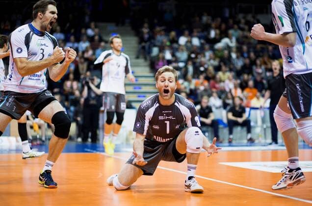 Berlin, Deutschland, 27.11.2016: Volleyball Bundesliga Saison 2016 2017 - Berlin Recycling Volleys - SWD pwervolleys Dueren. Jubel Tim Broshog (Düren 3), Blair Bann (Düren 1)