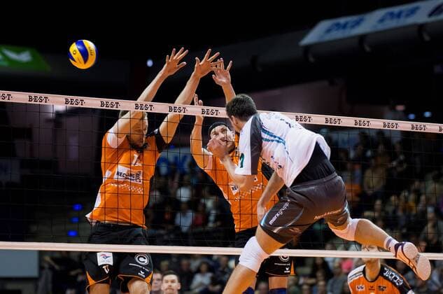 Berlin, Deutschland, 27.11.2016: Volleyball Bundesliga Saison 2016 2017 - Berlin Recycling Volleys - SWD pwervolleys Dueren. Romans Sauss (Düren 7) gegen den Block aus Paul Carroll (BR Volleys 12) und Felix Fischer (BR Volleys 6)