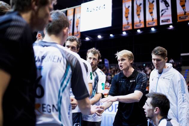 Berlin, Deutschland, 27.11.2016: Volleyball Bundesliga Saison 2016 2017 - Berlin Recycling Volleys - SWD pwervolleys Dueren. Trainer Tommi Tiilikainen (Düren)