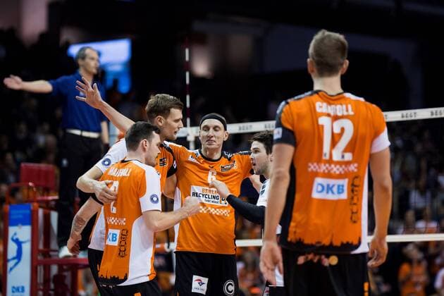 Berlin, Deutschland, 27.11.2016: Volleyball Bundesliga Saison 2016 2017 - Berlin Recycling Volleys - SWD pwervolleys Dueren. Jubel Steven Marshall (BR Volleys 2), Robert Kromm (BR Volleys 3), Felix Fischer (BR Volleys 6), Luke Perry (BR Volleys 4), Paul Carroll (BR Volleys 12)