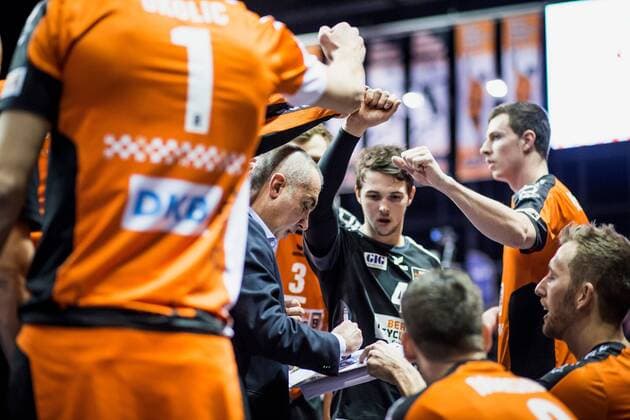 Berlin, Deutschland, 27.11.2016: Volleyball Bundesliga Saison 2016 2017 - Berlin Recycling Volleys - SWD pwervolleys Dueren. Trainer Roberto Serniotti (BR Volleys)