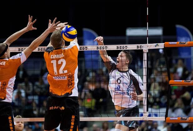 Berlin, Deutschland, 27.11.2016: Volleyball Bundesliga Saison 2016 2017 - Berlin Recycling Volleys - SWD pwervolleys Dueren. Ossi Rumpunen (Düren 6) gegen den Block aus Felix Fischer (BR Volleys 6) und Paul Carroll (BR Volleys 12)