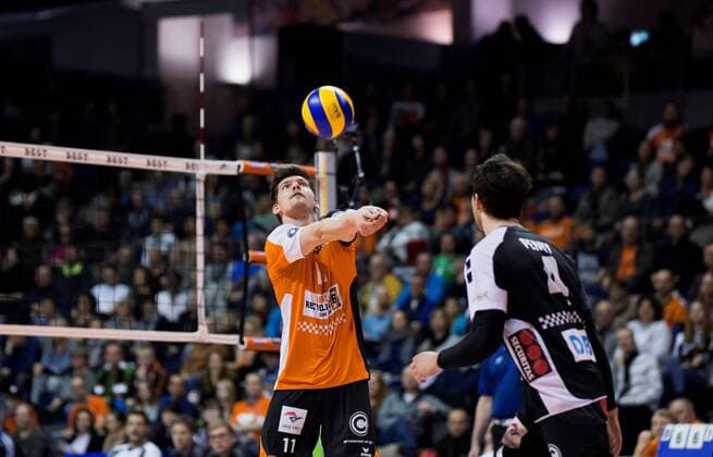 Berlin, Deutschland, 27.11.2016: Volleyball Bundesliga Saison 2016 2017 - Berlin Recycling Volleys - SWD pwervolleys Dueren. Tsimafei Zhukouski (BR Volleys 11), Luke Perry (BR Volleys 4)