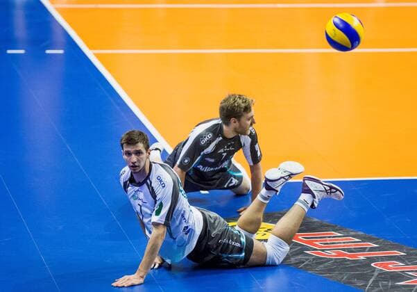 Berlin, Deutschland, 27.11.2016: Volleyball Bundesliga Saison 2016 2017 - Berlin Recycling Volleys - SWD pwervolleys Dueren. Romans Sauss (Düren 7) und Blair Bann (Düren 1) sind geschlagen