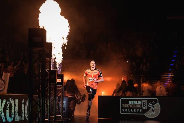 Berlin, Deutschland, 27.11.2016: Volleyball Bundesliga Saison 2016 2017 - Berlin Recycling Volleys - SWD pwervolleys Dueren. Aleksandar Okolic (BR Volleys 1) von den BR Volleys laeuft mit einer Lichtshow in die Schmeling-Halle ein