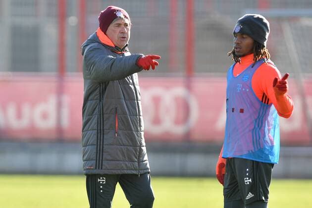 Carlo ANCELOTTI (Trainer FCB) mit Renato SANCHES (Bayern Muenchen),Gestik,gibt Anweisungen. Training FC Bayern Muenchen, Trainingsgelaende an der Saebener Strasse, Fussball,am 28.11.2016..