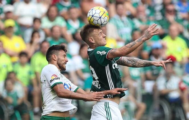 Palmeiras x Chapecoense SÃO PAULO, SP - 27.11.2016: PALMEIRAS X CHAPECOENSE - The player Róger Guedes, from SE Palmeiras, ball dispute with the player Alan Ruschel, of The Chapecoense F during match valid for the thirty-seventh round of the Brazilian Championship Serie A, the Allianz Arena Park. (Photo: Cesar Greco Fotoarena) x1236894x  CesarxGreco