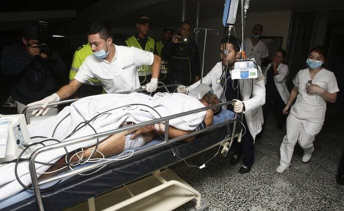 Medical staff from the San Juan de Dios hospital transfer 27-year-old Brazilian soccer player Alan Ruschel as he arrives to La Ceja in Colombia on 29 November 2016, after surviving a plane crash. Ruschel is said to be the first survivor after a plane reportedly carrying 81 people, including the players of the Brazilian soccer club Chapecoense, crashed in a mountainous area outside Medellin as it was approaching the Jose Maria Cordoba airport. The cause of the incident is yet uknown. The Chapecoense were scheduled to play in the Copa Sudamericana final against the Medellin s Atletico Nacional on 30 November. Alan Ruschel, first survivor in plane crash !ACHTUNG: NUR REDAKTIONELLE NUTZUNG!  20161129-636160077722321585
