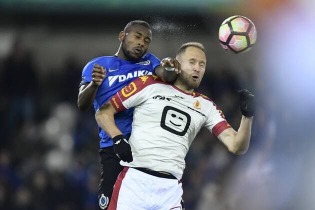 Stefano Denswil defender of Club Brugge classes heads with Dalibor Veselinovic forward of KV Mechelen FOOTBALL : Club Bruges KV vs FC Malines - Jupiler Pro League - 25 11 2016 PhotoNews Panoramic 