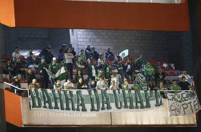Hinchada de Chapecoense. Independiente vs Chapecoense. Copa Sudamericana 2016 - Octavos de final. 21 de septiembre de 2016. Estadio: Libertadores de America (Avellaneda, Argentina). Foto: JavierxGarciaxMartino Photogamma.
