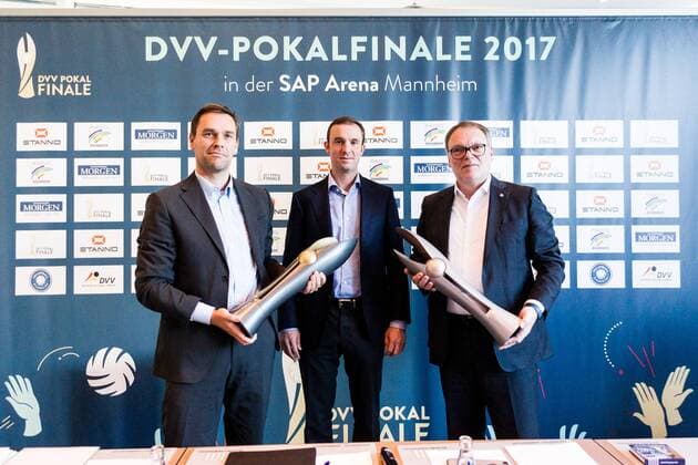 Bilder des Tages - SPORT Thilo von Hagen (Pressesprecher Deutscher Volleyball-Verband), Daniel Hopp (Geschaeftsfuehrer SAP Arena), Klaus-Peter Jung (Geschaeftsfuehrer Volleyball Bundesliga); DVV-Pokal Pressekonferenz, Dorint-Kongresshotel, Mannheim Deutschland, 20161129; Mannheim Copyright: xWuechnerx xEibner-Pressefotox EP_nwr