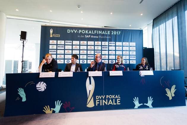 Felix Fischer (BR Volleys), Tomas Kocian (VfB Friedrichshafen), Frank Bleydorn, Deborah van Daelen (Allianz MTV Stuttgart) und Lenka Duerr (Schweriner SC); DVV-Pokal Pressekonferenz, Dorint-Kongresshotel, Mannheim Deutschland, 20161129; Mannheim Copyright: xWuechnerx xEibner-Pressefotox EP_nwr