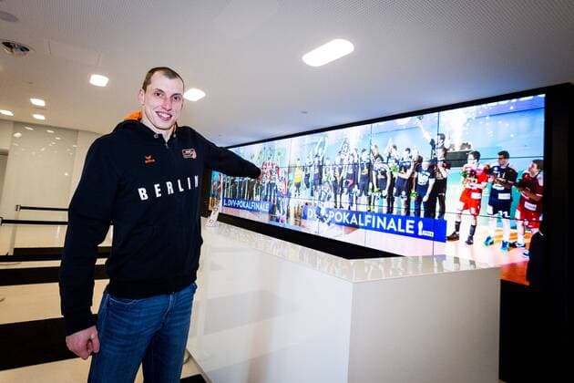 Felix Fischer (BR Volleys) vor dem Bild vom vergangenen Sieg; DVV-Pokal Pressekonferenz, Dorint-Kongresshotel, Mannheim Deutschland, 20161129; Mannheim Copyright: xWuechnerx xEibner-Pressefotox EP_nwr