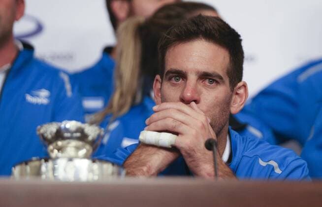 Tennis, Pressekonferenz von DavisCup Sieger Argentinien in Buenos Aires Argentina s tennis player Juan Martin Del Potro holds the Davis Cup tennis trophy upon arrival at a press conference PK Pressekonferenz in Buenos Aires, Argentina, 29 November 2016. Argentina s tennis team, that celebrated the Davis Cup for the first time in history this Sunday after beating Croatia for 2-3 in Zagreb, returned to the country today and called the title a historic achievement. Argentina s tennis team comes back to their country as champion of the Davis Cup !ACHTUNG: NUR REDAKTIONELLE NUTZUNG!  20161129-636160356991840971